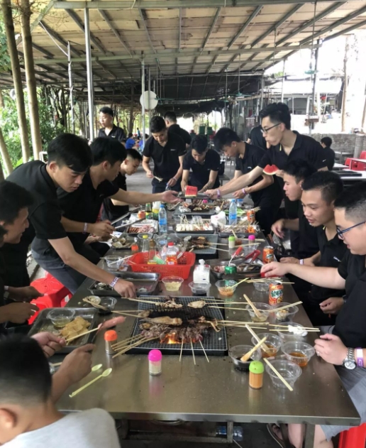 在预算有限的情况下，应该选择哪种团建方式？